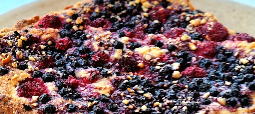 BLONDIE CON ALMENDRAS Y FRUTOS ROJOS