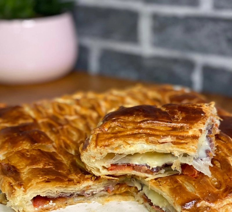 EMPANADA DE CECINA Y QUESO DE CABRA