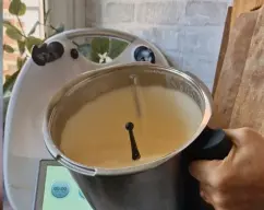 Step <p>Forra un molde de 22 con papel vegetal y reserva </p> illustration