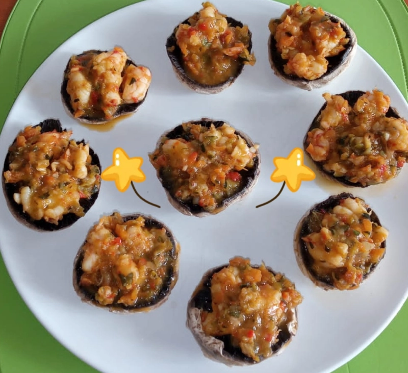 CHAMPIÑONES RELLENOS DE VERDURAS Y GAMBAS