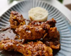 Step <p>Ponga en el vaso los ajos y 100 g de aceite de oliva. Trocee 5 seg/vel 7 y sofría 10 min/120°C/vel 1. Mientras tanto, enharine los muslos de pollo y dórelos en una sartén con 50 g de aceite.</p> illustration