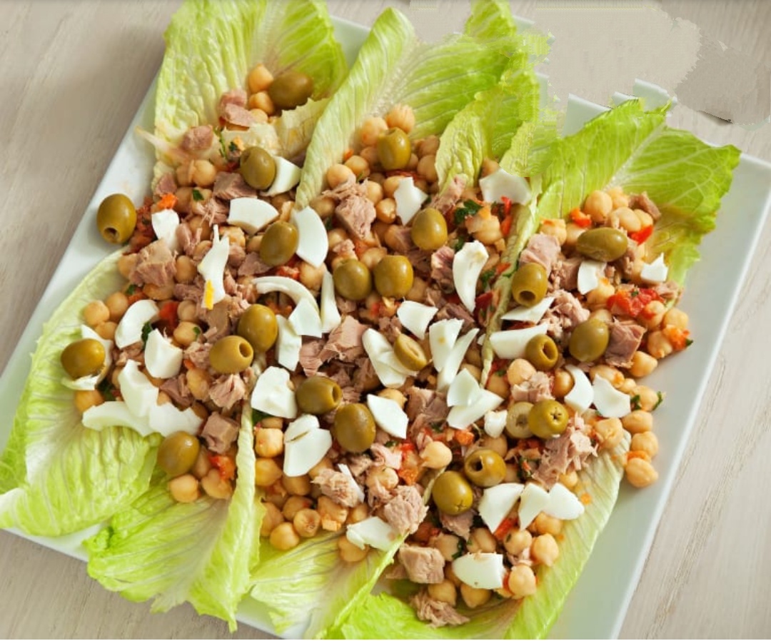 Ensalada de garbanzos con bonito y vinagreta de pimiento rojo