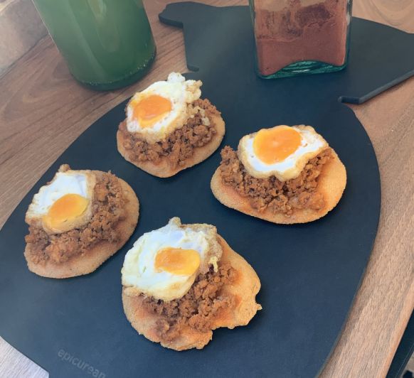 Tortos de maíz al horno con picadillo y huevos de codorniz