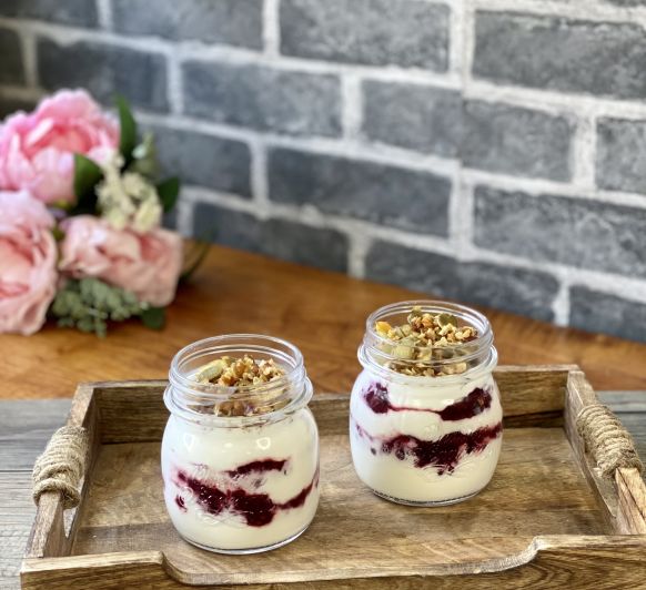 POSTRE DE YOGUR CON MORA Y GRANOLA DE FRUTOS SECOS EN Thermomix®