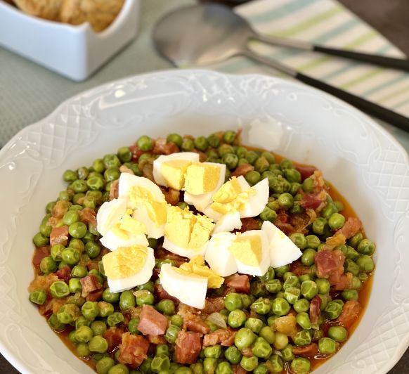 GUISANTES CON JAMÓN Y TOMATE