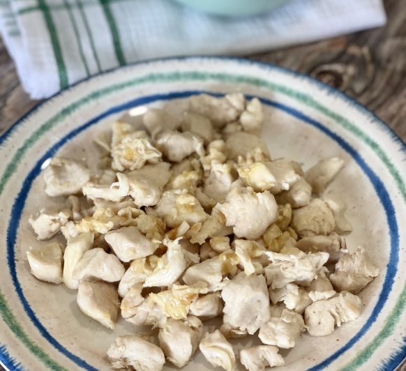 DADOS DE PECHUGA DE POLLO CON GUARNICIÓN DE CALABACÍN AL AJILLO