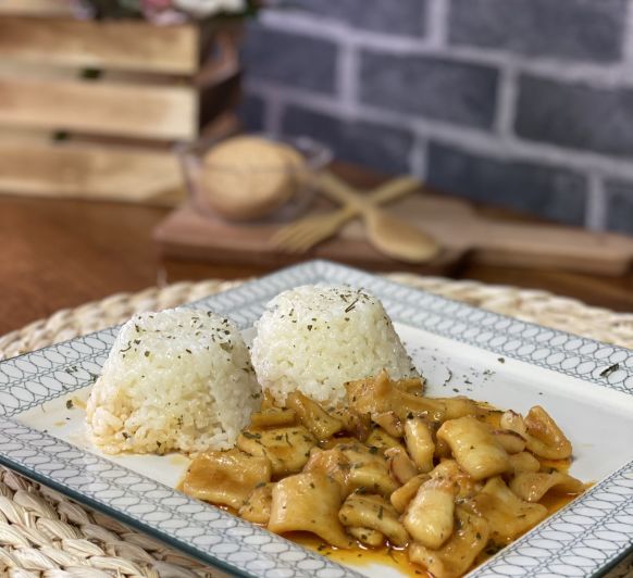 CALAMARES ENCEBOLLADOS CON GUARNICIÓN DE ARROZ